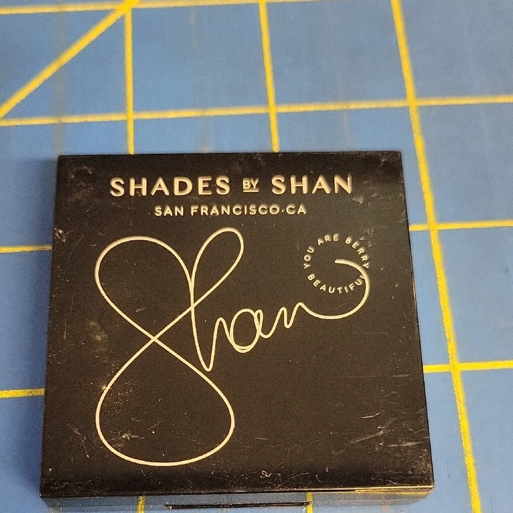 Shades by Shan Black Makeup Compact Walnut New